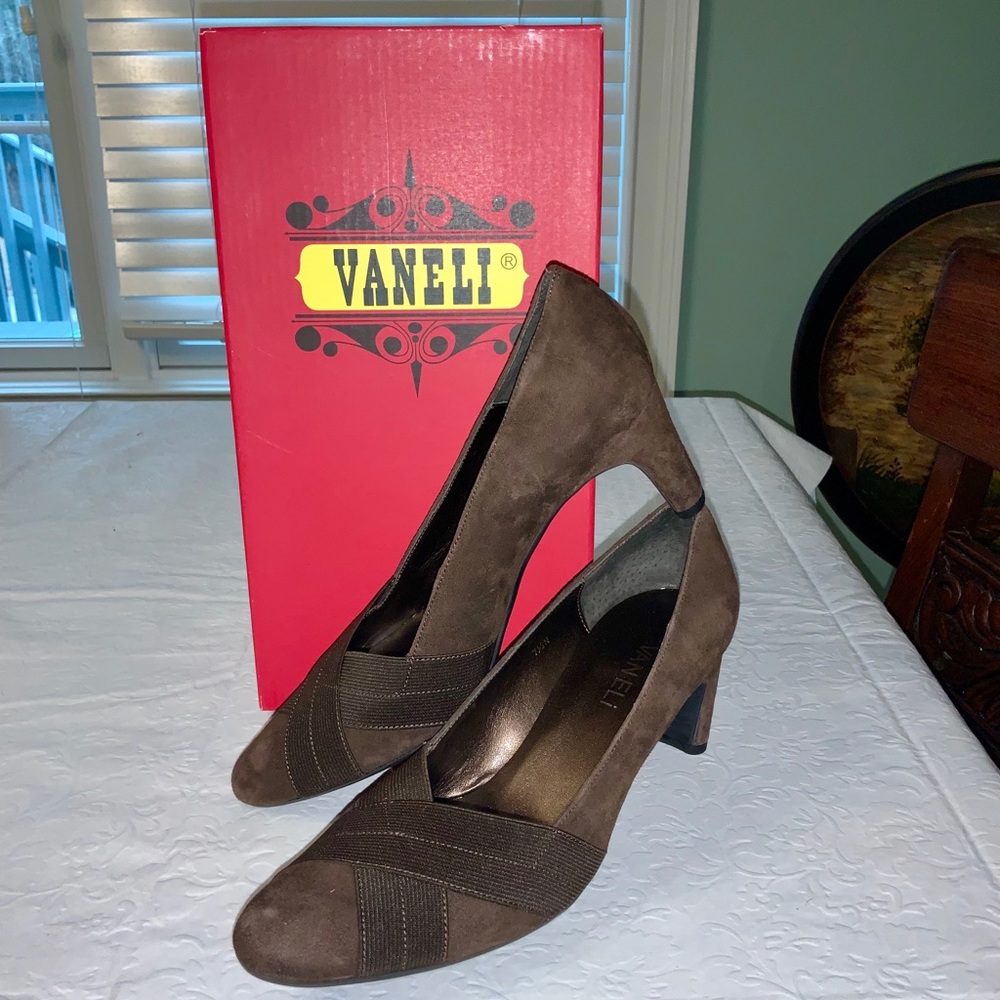 Vaneli - Brown suede pumps - Size 7.5N